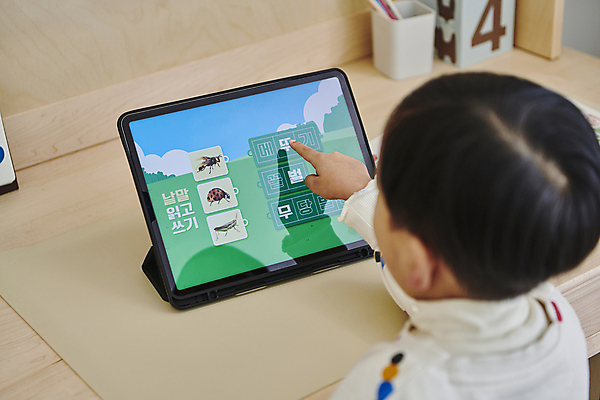 포토 JPG 남자 어린이 수업 수업중 실내 한명 소년 상반신 뒷모습 태블릿 터치 한국인 책상 한글교육 온라인강의 이러닝 홈스쿨 홈스쿨링 소년한명만 자기주도학습 스마트러닝 언스쿨링 국내포토 1 교육 뷰포인트 가구 사람 동양인 한글 내부 전자제품 스마트기기 학습 강의 남자한명만 소년만 파일형식 언택트