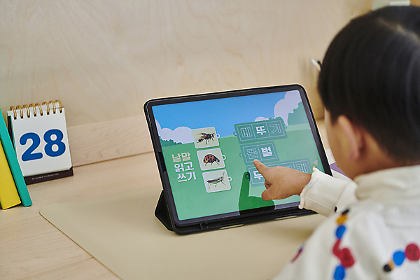 포토 JPG 남자 어린이 수업 수업중 실내 한명 소년 상반신 뒷모습 태블릿 터치 한국인 책상 한글교육 온라인강의 이러닝 홈스쿨 홈스쿨링 소년한명만 자기주도학습 스마트러닝 언스쿨링 국내포토 1 교육 뷰포인트 가구 사람 동양인 한글 내부 전자제품 스마트기기 학습 강의 남자한명만 소년만 파일형식 언택트