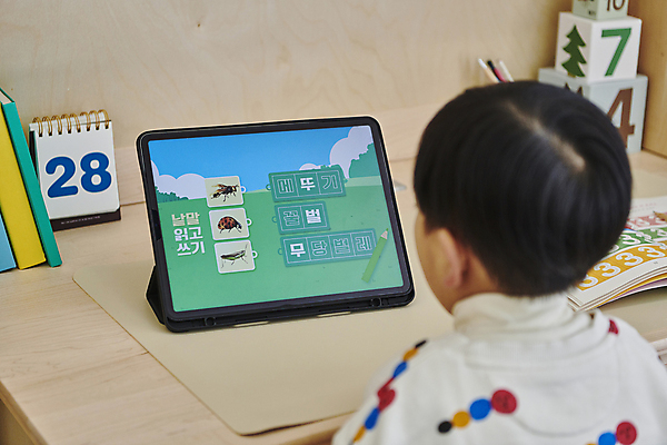 포토 JPG 응시 남자 어린이 수업 수업중 실내 한명 소년 상반신 뒷모습 태블릿 한국인 책상 한글교육 온라인강의 이러닝 홈스쿨 홈스쿨링 소년한명만 자기주도학습 스마트러닝 언스쿨링 국내포토 1 시선 교육 뷰포인트 가구 사람 동양인 한글 내부 전자제품 스마트기기 학습 강의 남자한명만 소년만 파일형식 언택트