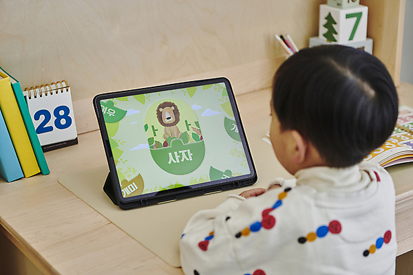 포토 JPG 응시 남자 어린이 수업 수업중 실내 한명 소년 상반신 뒷모습 태블릿 한국인 책상 온라인강의 이러닝 홈스쿨 홈스쿨링 소년한명만 자기주도학습 스마트러닝 언스쿨링 국내포토 1 시선 교육 뷰포인트 가구 사람 동양인 내부 전자제품 스마트기기 학습 강의 남자한명만 소년만 파일형식 언택트