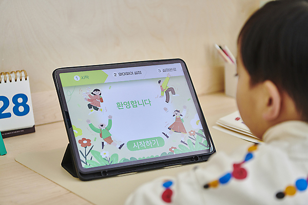 포토 JPG 응시 남자 어린이 수업 수업중 실내 한명 소년 상반신 뒷모습 태블릿 한국인 책상 온라인강의 이러닝 홈스쿨 홈스쿨링 소년한명만 자기주도학습 스마트러닝 언스쿨링 국내포토 1 시선 교육 뷰포인트 가구 사람 동양인 내부 전자제품 스마트기기 학습 강의 남자한명만 소년만 파일형식 언택트