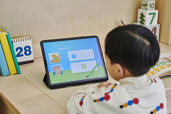 포토 JPG 응시 남자 어린이 수업 수업중 실내 한명 소년 상반신 뒷모습 태블릿 한국인 책상 한글교육 온라인강의 이러닝 홈스쿨 홈스쿨링 소년한명만 자기주도학습 스마트러닝 언스쿨링 국내포토 1 시선 교육 뷰포인트 가구 사람 동양인 한글 내부 전자제품 스마트기기 학습 강의 남자한명만 소년만 파일형식 언택트