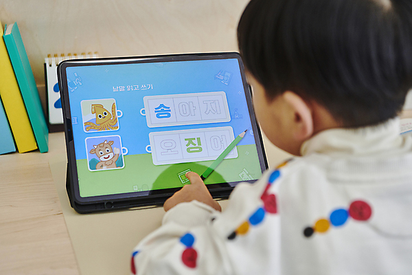 포토 JPG 남자 어린이 수업 수업중 실내 한명 소년 상반신 뒷모습 태블릿 터치 한국인 책상 한글교육 온라인강의 이러닝 홈스쿨 홈스쿨링 소년한명만 자기주도학습 스마트러닝 언스쿨링 국내포토 1 교육 뷰포인트 가구 사람 동양인 한글 내부 전자제품 스마트기기 학습 강의 남자한명만 소년만 파일형식 언택트