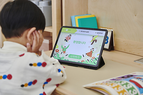 포토 JPG 남자 어린이 수업 수업중 실내 한명 소년 상반신 뒷모습 태블릿 턱괴기 한국인 책상 온라인강의 이러닝 홈스쿨 홈스쿨링 소년한명만 자기주도학습 스마트러닝 언스쿨링 국내포토 1 교육 뷰포인트 가구 모션 사람 동양인 내부 전자제품 스마트기기 학습 강의 남자한명만 소년만 파일형식 언택트