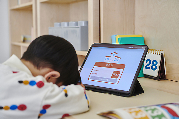 포토 JPG 남자 어린이 엎드리기 수업 수업중 실내 한명 소년 상반신 뒷모습 태블릿 한국인 잠 소프트포커스 책상 로그인 온라인강의 이러닝 홈스쿨 홈스쿨링 소년한명만 자기주도학습 스마트러닝 국내포토 1 교육 뷰포인트 가구 모션 촬영기법 사람 동양인 내부 전자제품 스마트기기 학습 강의 남자한명만 소년만 파일형식 언택트