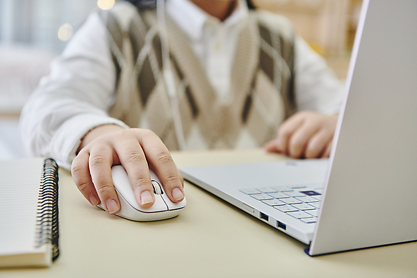 포토 JPG 여자 어린이 실내 한명 소녀 상반신 앞모습 아웃포커스 10대 노트북 한국인 잡기 무선마우스 온라인강의 이러닝 홈스쿨 홈스쿨링 소녀한명만 자기주도학습 스마트러닝 국내포토 1 교육 뷰포인트 모션 청소년 촬영기법 사람 동양인 내부 전자제품 학습 마우스 강의 여자한명만 소녀만 파일형식 언택트