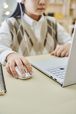 포토 JPG 여자 어린이 실내 한명 소녀 상반신 앞모습 아웃포커스 10대 노트북 한국인 잡기 무선마우스 온라인강의 이러닝 홈스쿨 홈스쿨링 소녀한명만 자기주도학습 스마트러닝 국내포토 1 교육 뷰포인트 모션 청소년 촬영기법 사람 동양인 내부 전자제품 학습 마우스 강의 여자한명만 소녀만 파일형식 언택트