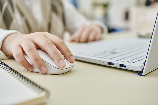 포토 JPG 여자 어린이 실내 한명 소녀 상반신 옆모습 아웃포커스 10대 노트북 한국인 잡기 무선마우스 온라인강의 이러닝 홈스쿨 홈스쿨링 소녀한명만 자기주도학습 스마트러닝 국내포토 1 교육 뷰포인트 모션 청소년 촬영기법 사람 동양인 내부 전자제품 학습 마우스 강의 여자한명만 소녀만 파일형식 언택트