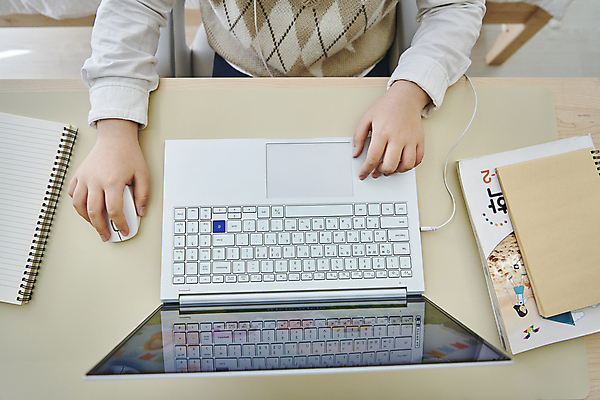 포토 JPG 여자 어린이 수업 수업중 실내 한명 소녀 상반신 앞모습 10대 노트북 하이앵글 공책 한국인 잡기 교과서 무선마우스 온라인강의 이러닝 홈스쿨 홈스쿨링 소녀한명만 자기주도학습 스마트러닝 국내포토 1 교육 뷰포인트 모션 청소년 문구용품 교재 사람 동양인 내부 전자제품 학습 마우스 강의 여자한명만 소녀만 파일형식 언택트