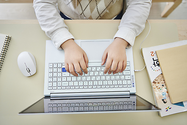 포토 JPG 여자 어린이 수업 수업중 실내 한명 소녀 상반신 앞모습 10대 노트북 하이앵글 공책 한국인 타이핑 교과서 무선마우스 온라인강의 이러닝 홈스쿨 홈스쿨링 소녀한명만 자기주도학습 스마트러닝 국내포토 1 교육 뷰포인트 청소년 문구용품 교재 사람 동양인 내부 전자제품 학습 마우스 강의 여자한명만 소녀만 파일형식 언택트