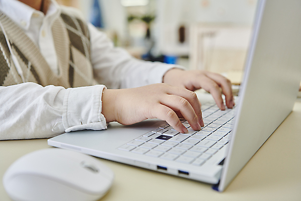 포토 JPG 여자 어린이 실내 한명 소녀 상반신 옆모습 아웃포커스 10대 노트북 한국인 타이핑 소프트포커스 무선마우스 온라인강의 이러닝 홈스쿨 홈스쿨링 소녀한명만 자기주도학습 스마트러닝 국내포토 1 교육 뷰포인트 청소년 촬영기법 사람 동양인 내부 전자제품 학습 마우스 강의 여자한명만 소녀만 파일형식 언택트