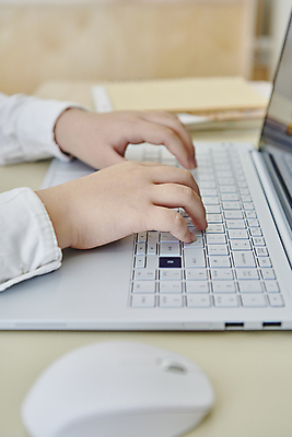 포토 JPG 손 실내 아웃포커스 신체부위 노트북 타이핑 소프트포커스 무선마우스 온라인강의 이러닝 홈스쿨 홈스쿨링 자기주도학습 스마트러닝 국내포토 교육 촬영기법 사람 내부 전자제품 학습 마우스 강의 파일형식 언택트