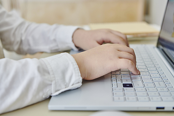 포토 JPG 손 실내 아웃포커스 신체부위 노트북 타이핑 온라인강의 이러닝 홈스쿨 홈스쿨링 자기주도학습 스마트러닝 국내포토 교육 촬영기법 사람 내부 전자제품 학습 강의 파일형식 언택트