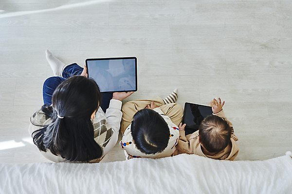 포토 JPG 전신 여자 남자 어린이 함께함 실내 들기 앉기 소녀 소년 뒷모습 10대 세명 하이앵글 태블릿 한국인 보여주기 온라인강의 이러닝 홈스쿨 홈스쿨링 목업 어린이만 자기주도학습 스마트러닝 국내포토 교육 뷰포인트 컨셉 모션 청소년 사람 동양인 내부 전자제품 스마트기기 학습 강의 파일형식 언택트