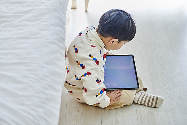 포토 JPG 전신 응시 남자 어린이 실내 고개숙이기 한명 앉기 소년 옆모습 태블릿 한국인 온라인강의 이러닝 홈스쿨 홈스쿨링 목업 소년한명만 자기주도학습 스마트러닝 국내포토 1 시선 교육 뷰포인트 모션 숙이기 사람 동양인 내부 전자제품 스마트기기 학습 강의 남자한명만 소년만 파일형식 언택트