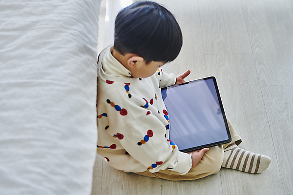 포토 JPG 전신 응시 남자 어린이 실내 한명 앉기 소년 옆모습 태블릿 한국인 잡기 온라인강의 이러닝 홈스쿨 홈스쿨링 목업 소년한명만 자기주도학습 스마트러닝 국내포토 1 시선 교육 뷰포인트 모션 사람 동양인 내부 전자제품 스마트기기 학습 강의 남자한명만 소년만 파일형식 언택트