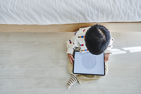 포토 JPG 전신 응시 남자 어린이 실내 한명 앉기 소년 앞모습 하이앵글 태블릿 한국인 온라인강의 이러닝 홈스쿨 홈스쿨링 목업 소년한명만 자기주도학습 스마트러닝 국내포토 1 시선 교육 뷰포인트 모션 사람 동양인 내부 전자제품 스마트기기 학습 강의 남자한명만 소년만 파일형식 언택트