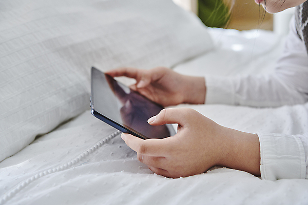 포토 1 여자 교육 어린이 뷰포인트 가구 모션 청소년 사람 동양인 내부 신체부위 전자제품 스마트기기 학습 강의 홈스쿨 여자한명만 소녀만 파일형식 언택트 한국인 소녀한명만 한명 소녀 상반신 옆모습 10대 태블릿 터치 엎드리기 들기 손 목업 온라인강의 스마트러닝 이러닝 자기주도학습 홈스쿨링 침대 실내 JPG 국내포토