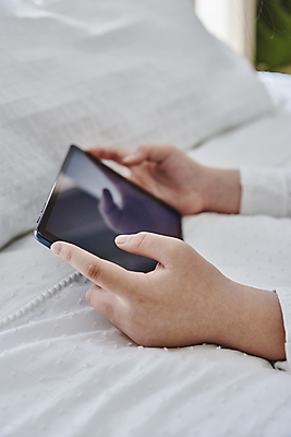 포토 JPG 손 실내 들기 아웃포커스 신체부위 태블릿 터치 침대 온라인강의 이러닝 홈스쿨 홈스쿨링 목업 자기주도학습 스마트러닝 국내포토 교육 가구 모션 촬영기법 사람 내부 전자제품 스마트기기 학습 강의 파일형식 언택트