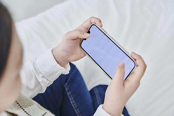 포토 JPG 여자 어린이 실내 한명 들기 소녀 상반신 옆모습 10대 스마트폰 터치 한국인 침대 소프트포커스 온라인강의 이러닝 홈스쿨 홈스쿨링 목업 소녀한명만 자기주도학습 스마트러닝 국내포토 1 교육 뷰포인트 가구 모션 청소년 촬영기법 사람 동양인 내부 핸드폰 스마트기기 학습 강의 여자한명만 소녀만 파일형식 언택트