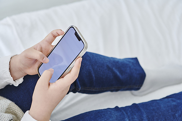 포토 JPG 여자 어린이 실내 한명 들기 앉기 소녀 옆모습 10대 스마트폰 터치 한국인 하반신 침대 온라인강의 이러닝 홈스쿨 홈스쿨링 목업 소녀한명만 자기주도학습 스마트러닝 국내포토 1 교육 뷰포인트 가구 모션 청소년 사람 동양인 내부 핸드폰 스마트기기 학습 강의 여자한명만 소녀만 파일형식 언택트