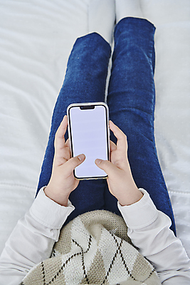 포토 JPG 여자 어린이 실내 한명 들기 소녀 앞모습 10대 스마트폰 터치 한국인 하반신 침대 온라인강의 이러닝 홈스쿨 홈스쿨링 목업 소녀한명만 자기주도학습 스마트러닝 국내포토 1 교육 뷰포인트 가구 모션 청소년 사람 동양인 내부 핸드폰 스마트기기 학습 강의 여자한명만 소녀만 파일형식 언택트