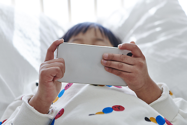 포토 JPG 남자 어린이 베개 실내 한명 들기 소년 상반신 앞모습 아웃포커스 스마트폰 눕기 한국인 온라인강의 이러닝 홈스쿨 홈스쿨링 소년한명만 자기주도학습 스마트러닝 국내포토 1 교육 뷰포인트 침구 모션 촬영기법 사람 동양인 내부 핸드폰 스마트기기 학습 강의 남자한명만 소년만 파일형식 언택트