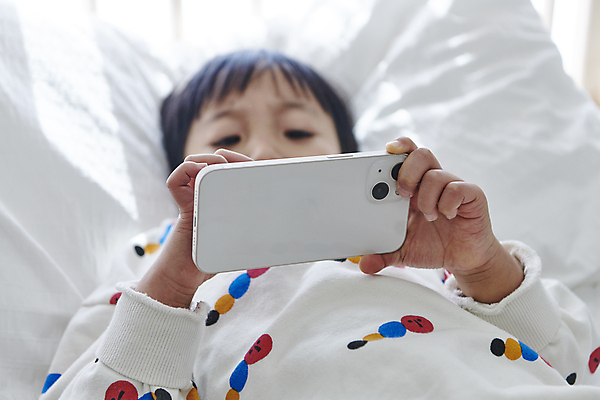 포토 JPG 남자 어린이 베개 실내 한명 들기 소년 상반신 앞모습 스마트폰 눕기 한국인 온라인강의 이러닝 홈스쿨 홈스쿨링 소년한명만 자기주도학습 스마트러닝 국내포토 1 교육 뷰포인트 침구 모션 사람 동양인 내부 핸드폰 스마트기기 학습 강의 남자한명만 소년만 파일형식 언택트