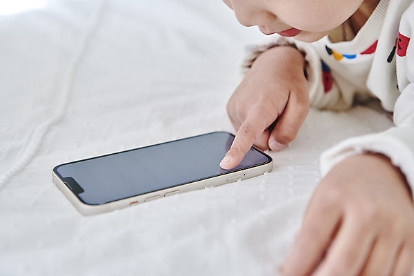 포토 JPG 남자 어린이 엎드리기 실내 한명 소년 상반신 옆모습 스마트폰 터치 한국인 침대 소프트포커스 온라인강의 이러닝 홈스쿨 홈스쿨링 목업 소년한명만 자기주도학습 스마트러닝 국내포토 1 교육 뷰포인트 가구 모션 촬영기법 사람 동양인 내부 핸드폰 스마트기기 학습 강의 남자한명만 소년만 파일형식 언택트