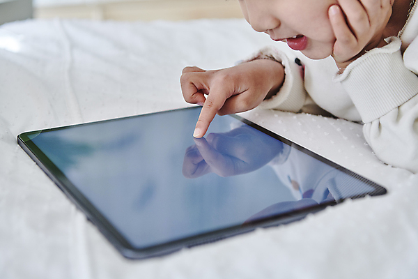 포토 JPG 남자 어린이 엎드리기 실내 한명 소년 상반신 옆모습 태블릿 반사 턱괴기 터치 한국인 침대 온라인강의 이러닝 홈스쿨 홈스쿨링 소년한명만 자기주도학습 스마트러닝 국내포토 1 교육 뷰포인트 가구 모션 사람 동양인 내부 전자제품 스마트기기 학습 강의 남자한명만 소년만 파일형식 언택트