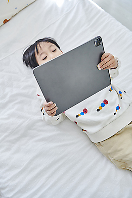 포토 JPG 응시 남자 어린이 실내 한명 들기 소년 상반신 앞모습 태블릿 눕기 한국인 침대 온라인강의 이러닝 홈스쿨 홈스쿨링 소년한명만 자기주도학습 스마트러닝 국내포토 1 시선 교육 뷰포인트 가구 모션 사람 동양인 내부 전자제품 스마트기기 학습 강의 남자한명만 소년만 파일형식 언택트