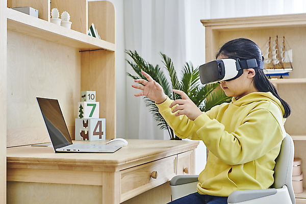 포토 JPG 여자 어린이 실내 한명 앉기 손짓 소녀 상반신 옆모습 10대 노트북 한국인 체험 책상 온라인강의 이러닝 홈스쿨 홈스쿨링 증강현실 가상현실 소녀한명만 오큘러스 VR기기 자기주도학습 스마트러닝 국내포토 1 교육 뷰포인트 가구 컨셉 모션 청소년 사람 동양인 내부 전자제품 학습 기계 강의 여자한명만 소녀만 파일형식 언택트