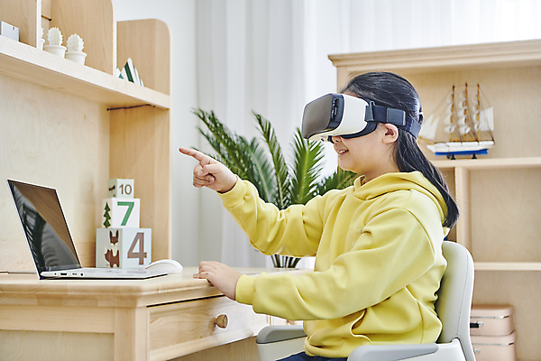 포토 JPG 여자 어린이 실내 한명 웃음 앉기 소녀 상반신 옆모습 10대 노트북 한국인 가리킴 체험 책상 온라인강의 이러닝 홈스쿨 홈스쿨링 증강현실 가상현실 소녀한명만 오큘러스 VR기기 자기주도학습 스마트러닝 국내포토 1 교육 뷰포인트 가구 컨셉 모션 청소년 표정 사람 동양인 손짓 내부 전자제품 학습 기계 강의 여자한명만 소녀만 파일형식 언택트