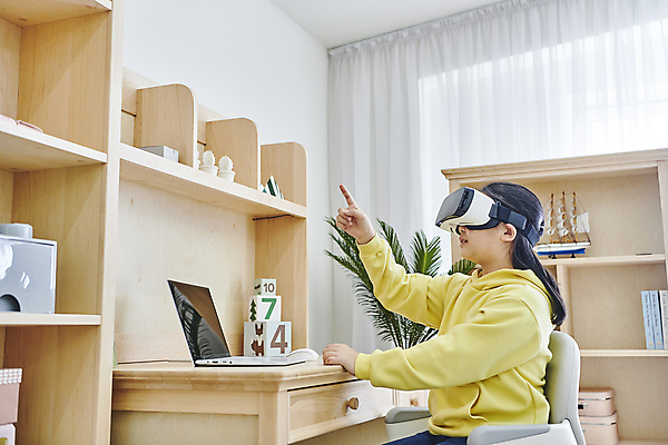 포토 JPG 여자 어린이 실내 한명 앉기 소녀 상반신 옆모습 10대 노트북 한국인 가리킴 체험 책상 온라인강의 이러닝 홈스쿨 홈스쿨링 증강현실 가상현실 소녀한명만 오큘러스 VR기기 자기주도학습 스마트러닝 국내포토 1 교육 뷰포인트 가구 컨셉 모션 청소년 사람 동양인 손짓 내부 전자제품 학습 기계 강의 여자한명만 소녀만 파일형식 언택트