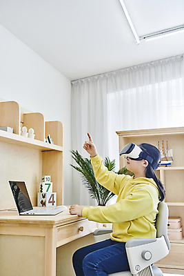 포토 1 여자 교육 어린이 뷰포인트 가구 컨셉 모션 청소년 사람 동양인 손짓 내부 전자제품 학습 기계 강의 홈스쿨 가상현실 여자한명만 소녀만 파일형식 VR기기 언택트 가리킴 앉기 옆모습 한명 10대 한국인 온라인강의 스마트러닝 이러닝 자기주도학습 홈스쿨링 책상 실내 JPG 소녀한명만 소녀 상반신 체험 오큘러스 노트북 증강현실 국내포토