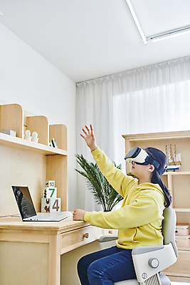 포토 JPG 여자 어린이 실내 한명 앉기 소녀 상반신 옆모습 10대 노트북 한국인 체험 책상 손뻗기 온라인강의 이러닝 홈스쿨 홈스쿨링 증강현실 가상현실 소녀한명만 오큘러스 VR기기 자기주도학습 스마트러닝 국내포토 1 교육 뷰포인트 가구 컨셉 모션 청소년 사람 동양인 내부 전자제품 학습 기계 강의 여자한명만 소녀만 파일형식 언택트