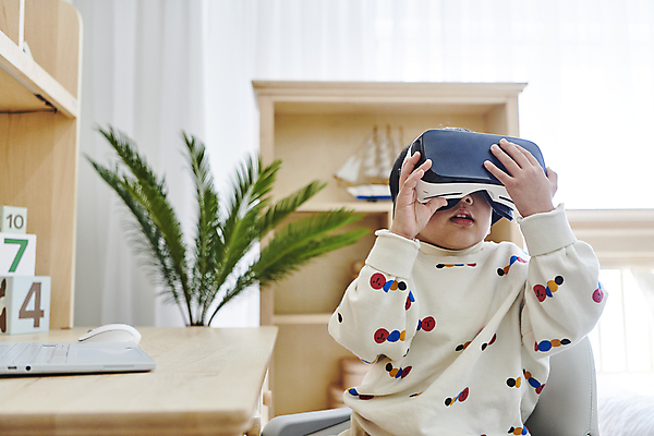 포토 JPG 남자 어린이 실내 한명 소년 상반신 앞모습 한국인 잡기 체험 책상 신기함 온라인강의 이러닝 홈스쿨 홈스쿨링 증강현실 가상현실 소년한명만 오큘러스 VR기기 자기주도학습 스마트러닝 국내포토 1 교육 뷰포인트 가구 컨셉 모션 사람 동양인 내부 학습 기계 강의 남자한명만 소년만 파일형식 언택트