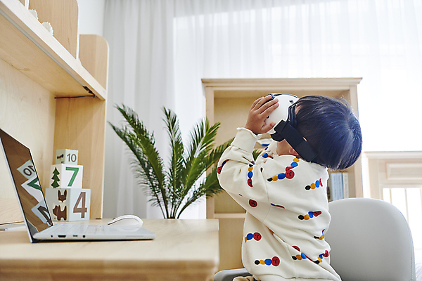 포토 1 교육 남자 어린이 뷰포인트 가구 컨셉 모션 사람 동양인 내부 전자제품 학습 기계 강의 홈스쿨 가상현실 남자한명만 소년만 파일형식 VR기기 언택트 앉기 신기함 잡기 옆모습 한명 한국인 온라인강의 스마트러닝 이러닝 자기주도학습 홈스쿨링 책상 실내 JPG 소년한명만 소년 상반신 체험 오큘러스 노트북 증강현실 국내포토