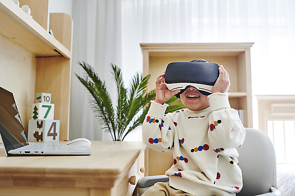 포토 JPG 남자 어린이 실내 한명 웃음 소년 상반신 앞모습 노트북 한국인 잡기 체험 책상 즐거움 온라인강의 이러닝 홈스쿨 홈스쿨링 증강현실 가상현실 소년한명만 오큘러스 VR기기 자기주도학습 스마트러닝 국내포토 1 교육 감정 뷰포인트 가구 컨셉 모션 표정 사람 동양인 내부 전자제품 학습 기계 강의 남자한명만 소년만 파일형식 언택트