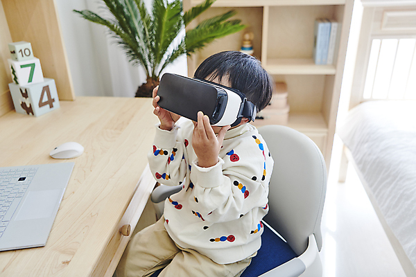 포토 1 교육 남자 어린이 뷰포인트 가구 컨셉 모션 사람 동양인 내부 학습 기계 강의 홈스쿨 가상현실 남자한명만 소년만 파일형식 VR기기 언택트 잡기 앉기 옆모습 한명 한국인 온라인강의 스마트러닝 이러닝 자기주도학습 홈스쿨링 책상 실내 JPG 소년한명만 소년 상반신 체험 오큘러스 증강현실 국내포토