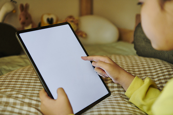 포토 JPG 여자 어린이 엎드리기 실내 한명 들기 소녀 상반신 옆모습 10대 태블릿 터치 한국인 침대 온라인강의 이러닝 홈스쿨 홈스쿨링 목업 소녀한명만 자기주도학습 스마트러닝 국내포토 1 교육 뷰포인트 가구 모션 청소년 사람 동양인 내부 전자제품 스마트기기 학습 강의 여자한명만 소녀만 파일형식 언택트