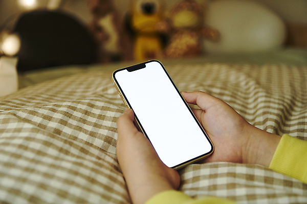 포토 JPG 손 실내 들기 아웃포커스 신체부위 스마트폰 침대 온라인강의 이러닝 홈스쿨 홈스쿨링 목업 자기주도학습 스마트러닝 국내포토 교육 가구 모션 촬영기법 사람 내부 핸드폰 스마트기기 학습 강의 파일형식 언택트