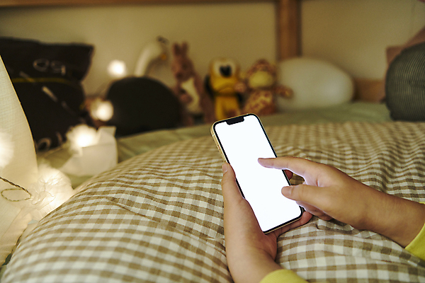 포토 JPG 손 실내 들기 아웃포커스 신체부위 스마트폰 터치 침대 온라인강의 이러닝 홈스쿨 홈스쿨링 목업 자기주도학습 스마트러닝 국내포토 교육 가구 모션 촬영기법 사람 내부 핸드폰 스마트기기 학습 강의 파일형식 언택트