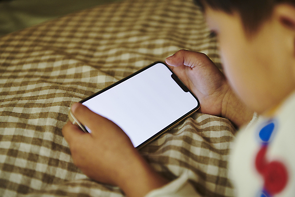 포토 JPG 남자 어린이 실내 한명 들기 소년 상반신 옆모습 스마트폰 한국인 침대 소프트포커스 온라인강의 이러닝 홈스쿨 홈스쿨링 목업 소년한명만 자기주도학습 스마트러닝 국내포토 1 교육 뷰포인트 가구 모션 촬영기법 사람 동양인 내부 핸드폰 스마트기기 학습 강의 남자한명만 소년만 파일형식 언택트