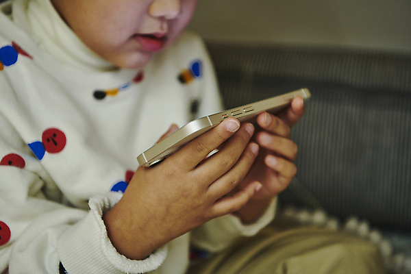 포토 JPG 남자 어린이 실내 한명 들기 소년 상반신 옆모습 스마트폰 한국인 온라인강의 이러닝 홈스쿨 홈스쿨링 소년한명만 자기주도학습 스마트러닝 국내포토 1 교육 뷰포인트 모션 사람 동양인 내부 핸드폰 스마트기기 학습 강의 남자한명만 소년만 파일형식 언택트