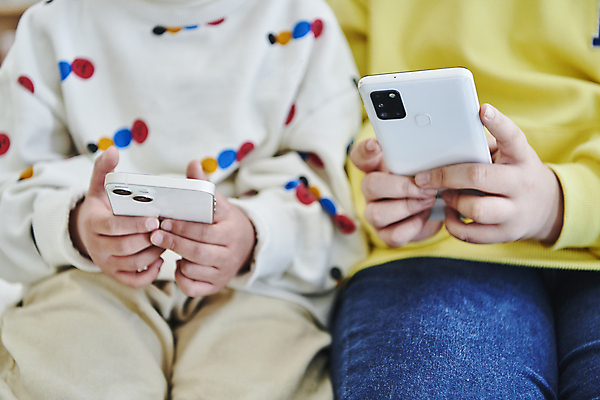 포토 JPG 여자 남자 어린이 함께함 실내 들기 앉기 소녀 소년 상반신 두명 앞모습 10대 스마트폰 한국인 온라인강의 이러닝 홈스쿨 홈스쿨링 어린이만 자기주도학습 스마트러닝 국내포토 교육 뷰포인트 컨셉 모션 청소년 사람 동양인 내부 핸드폰 스마트기기 학습 강의 파일형식 언택트