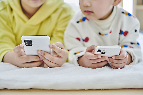 포토 JPG 응시 여자 남자 어린이 엎드리기 함께함 실내 들기 소녀 소년 상반신 두명 앞모습 아웃포커스 10대 스마트폰 한국인 온라인강의 이러닝 홈스쿨 홈스쿨링 어린이만 자기주도학습 스마트러닝 국내포토 시선 교육 뷰포인트 컨셉 모션 청소년 촬영기법 사람 동양인 내부 핸드폰 스마트기기 학습 강의 파일형식 언택트