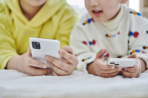 포토 JPG 응시 여자 남자 어린이 엎드리기 함께함 실내 웃음 들기 소녀 소년 상반신 두명 앞모습 아웃포커스 10대 스마트폰 한국인 온라인강의 이러닝 홈스쿨 홈스쿨링 어린이만 자기주도학습 스마트러닝 국내포토 시선 교육 뷰포인트 컨셉 모션 청소년 촬영기법 표정 사람 동양인 내부 핸드폰 스마트기기 학습 강의 파일형식 언택트