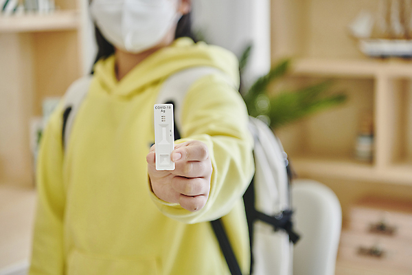 포토 JPG 여학생 여자 어린이 책가방 실내 마스크 한명 들기 소녀 상반신 앞모습 아웃포커스 10대 한국인 사회이슈 검사_조사 등교 보여주기 자가진단 소녀한명만 코로나바이러스 진단키트 검진키트 델타변이바이러스 오미크론 신속항원검사 국내포토 1 학생 뷰포인트 컨셉 가방 의학 모션 청소년 촬영기법 사람 동양인 내부 의료용품 바이러스 등하교 여자한명만 소녀만 파일형식