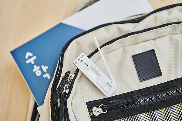 포토 JPG 책가방 실내 사람없음 수학 사회이슈 교과서 수학책 자가진단 코로나바이러스 진단키트 검진키트 검사면봉 델타변이바이러스 오미크론 신속항원검사 국내포토 컨셉 가방 교과목 의학 교재 내부 책 의료용품 바이러스 검사_조사 파일형식